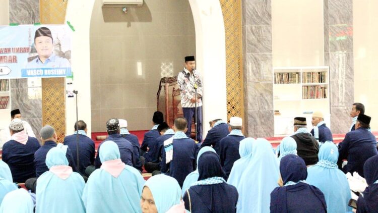 Vasko Ruseimy Lepas 150 Jamaah Umrah di Asrama Haji Padang 1 Vasko beri sambutan di hadapan jemaah umrah. (dok. istimewa)