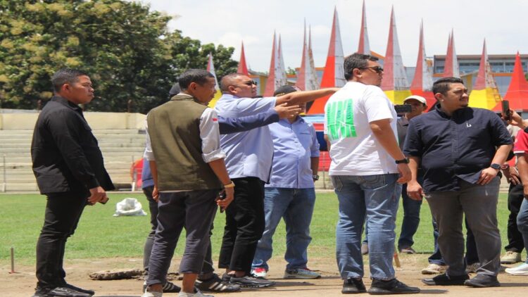 Penasihat tim Semen Padang FC Andre Rosiade mengecek perbaikan Stadion GOR H Agus Salim Padang. (Foto: Dok. Istimewa)