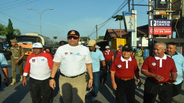 Pj Wako Padang mengikuti jalan santai dalam rangka memperingati HUT ke-69 SMPN 11 Padang. (Foto: Dok. Istimewa)