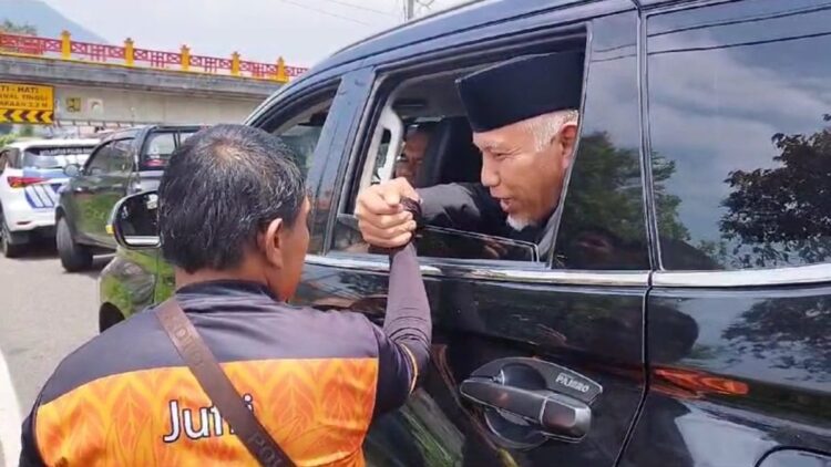 Gubernur Mahyeldi Dihadang Pedagang Asongan di Padangpanjang, Ternyata Ini yang Terjadi! 1 Gubernur Mahyeldi ketika dicegat seorang pedagang asongan di Padangpanjang. (Foto: Dok. Diskominfotik Sumbar)