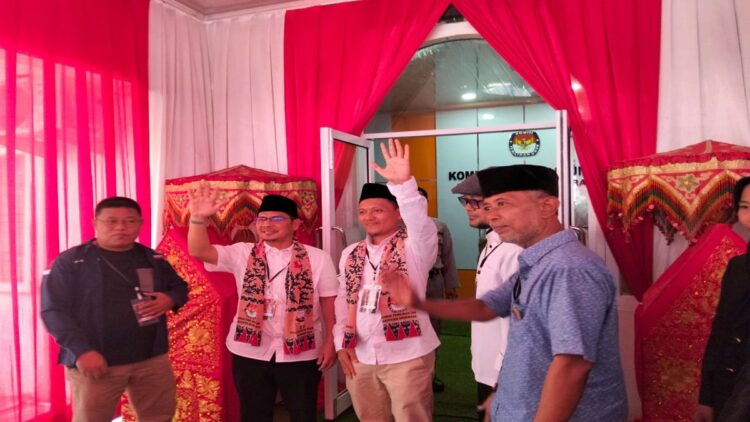 Pendaftaran Ditolak KPU Dharmasraya, Adi Gunawan-Romi Gugat ke Bawaslu 1 Bapaslon Bupati-Wakil Bupati Dharmasraya Adi Gunawan-Romi Siska Putra saat mendaftar ke KPU Dharmasraya. (Foto: Dok. Pribadi)