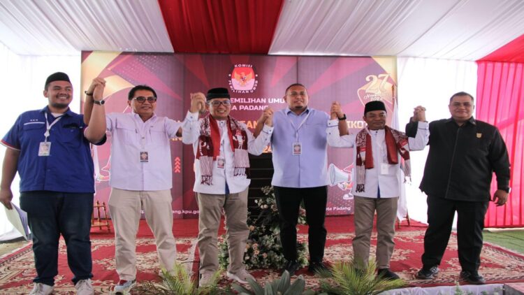 Andre Rosiade Ungkap Alasan Hendri Septa-Hidayat harus Lanjutkan Kepemimpinan di Padang 1 Ketua DPD Gerindra Sumbar Andre Rosiade saat ikut mendaftarkan pasangan Wali Kota dan Wakil Wali Kota Padang Hendri Septa-Hidayat ke KPU. (Foto: Dok. Istimewa)