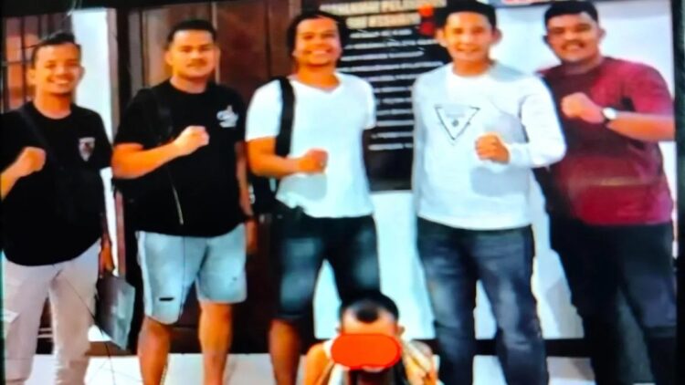 Tim Kupu-kupu Jantanras Sat Reskrim Polres Agam bersama pelaku. Dok HO/Polres Agam