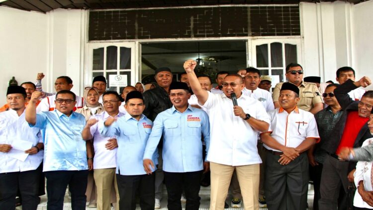 Andre Rosiade membakar semangat pendukung calon Bupati dan Wakil Bupati Solok Jon Firman Pandu (JFP)-Candra saat mendaftar ke KPU. (Foto: Dok. Istimewa)