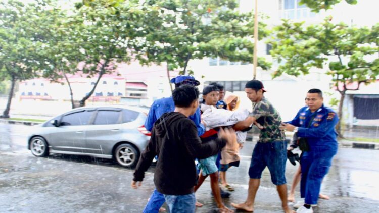 Sempat Hilang Terseret Arus Laut, Anak 6 Tahun di Padang Ditemukan Meninggal Dunia 1 Tim SAR gabungan mengevakuasi bocah yang terseret arus laut Pantai Padang. (Foto: Dok. Istimewa)