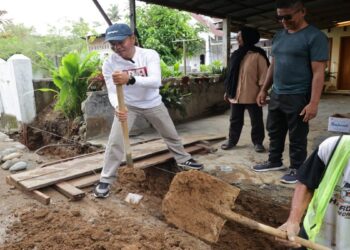 Tinjau Pembangunan Drainase di Gurun Laweh, Hidayat Didoakan Warga Menang Pilkada Padang 2024