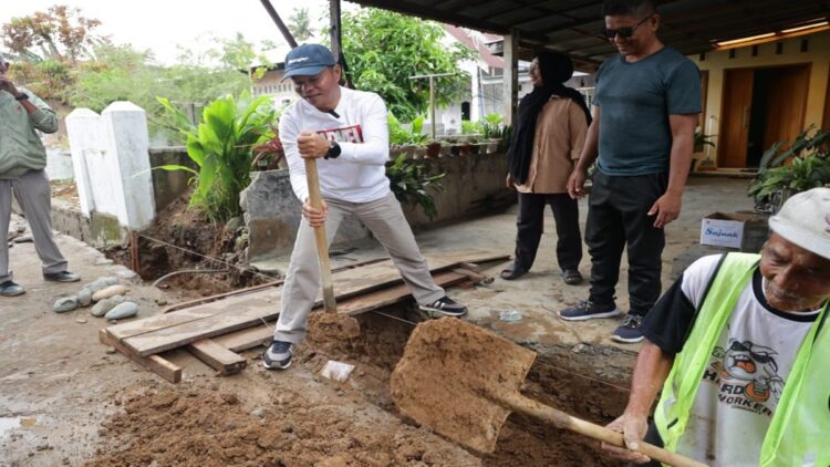 Tinjau Pembangunan Drainase di Gurun Laweh, Hidayat Didoakan Warga Menang Pilkada Padang 2024 1 Cawawako Padang Hidayat meninjau pembangunan drainase di Gurun Laweh, Kecamatan Nanggalo. (Foto: Dok. Istimewa)