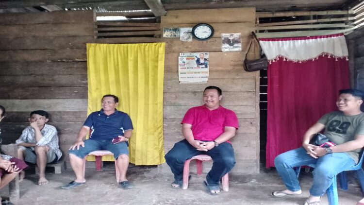 Anggota DPRD Terpilih Enrico Ifolala Bantu Korban Pohon Tumbang di Gunungsitoli Barat 1 Enrico Ifolala Lase, anggota DPRD Gunungsitoli terpilih Pileg 2024 saat mengunjungi rumah korban pohon tumbang di Lolomoyo Tuhemberua, Gunungsitoli Barat, Selasa (17/9/2024). (Foto: Dok. Kariadil Harefa/Radarsumbar)