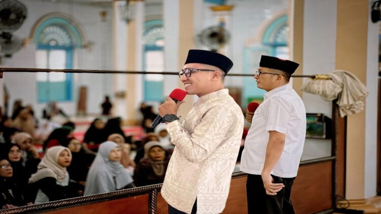 Anggota DPRD Padang Rachmad Wijaya dan bakal Cawako Padang Hendri Septa memperingati Maulid Nabi bersama jamaah Masjid Raya Ganting. (Foto: Dok. Istimewa)