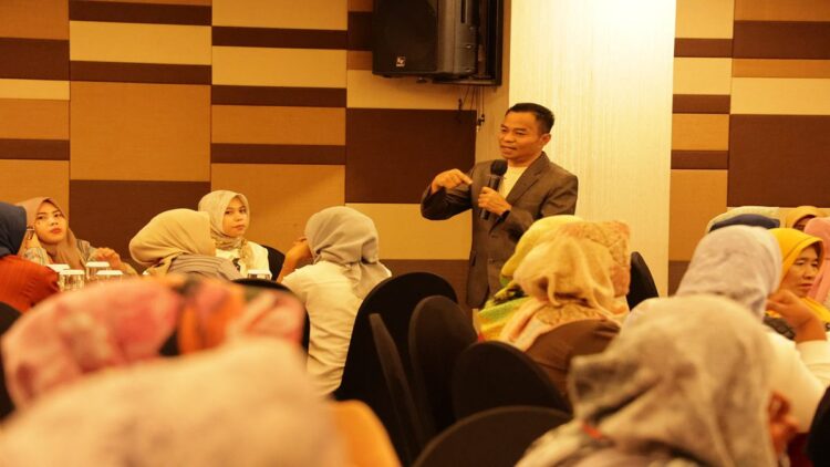 Hidayat Dorong Pelaku Usaha Kecil di Padang Jadi Pengusaha Hebat 1 Hidayat menjadi narasumber acara sosialisasi jaring aspirasi dan informasi masyarakat yang diselenggarakan di Hotel Mercure pada Kamis, 19 September 2024. (Foto: Dok. Istimewa)