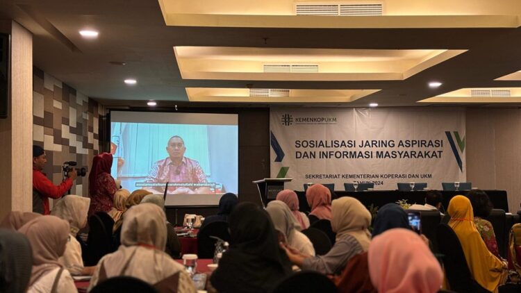 Andre Rosiade: Program Kemenkop UKM Disusun agar UMKM Naik Kelas, Maju dan Berkembang 1 Anggota Komisi VI DPR RI Andre Rosiade membuka Sosialisasi Jaring Aspirasi dan Informasi Masyarakat, Sekretariat Kementerian Koperasi dan UKM Tahun 2024 di Hotel Mercure Padang, Kamis (19/9/2024). (Foto: Zeky/Radarsumbar)