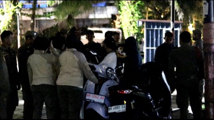 Satpol PP Kota Padang membubarkan aksi balap liar hingga mabuk-mabukan di kawasan Khatib Sulaiman hingga Batang Arau pada Jumat (20/9/2024) dini hari. (Foto: Dok. Humas)