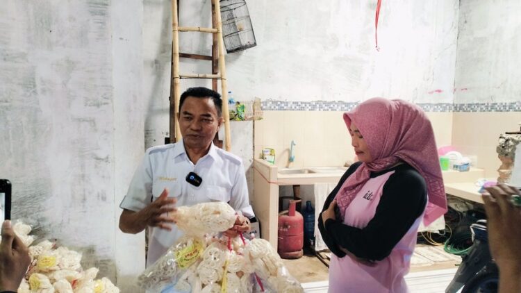 10 Tahun jadi Anggota DPRD, Hidayat Terbukti Nyata Dukung UMKM Kota Padang 1 Cawawako Padang Hidayat berkunjung ke rumah industri kerupuk milik Khusnul Fatimah di Perumahan Nuansa, Kelurahan Air Pacah, Kecamatan Koto Tangah, Kota Padang, Sabtu (21/9/2024). (Foto: Dok. Istimewa)