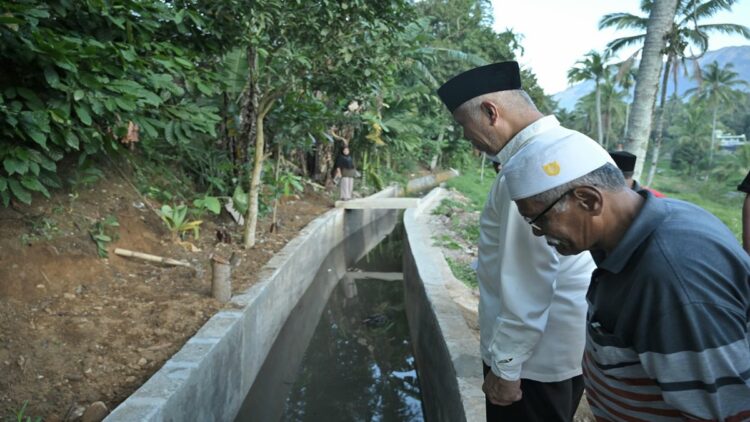 Gubernur Sumbar, Mahyeldi meninjau saluran irigasi banda gadang di Nagari Jawi-Jawi, Kecamatan Gunung Talang, Kabupaten Solok pada Sabtu (21/9/2024) malam. (Foto: Dok. Adpim)