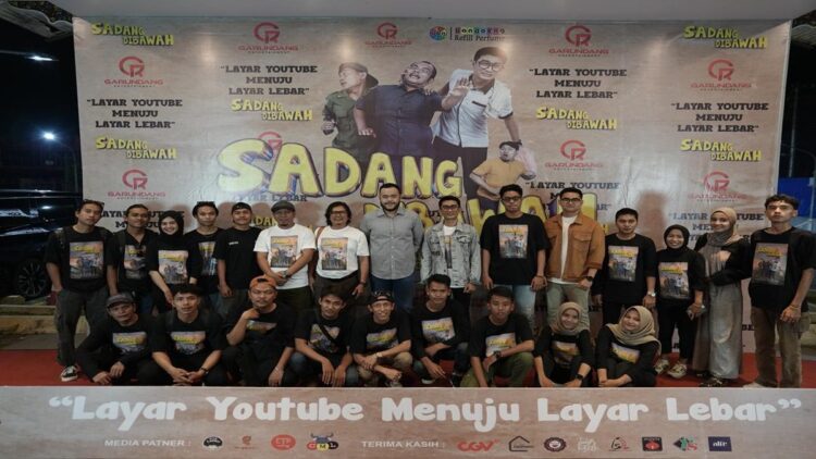 Penggagas program 'Jelajah Padang' yang juga Cawako Padang, Fadly Amran menyaksikan penayangan perdana film 'Sadang di Bawah' yang disutradarai oleh konten kreator asal Sumatera Barat (Sumbar), Uda Rio. (Foto: Dok. Tim FA)