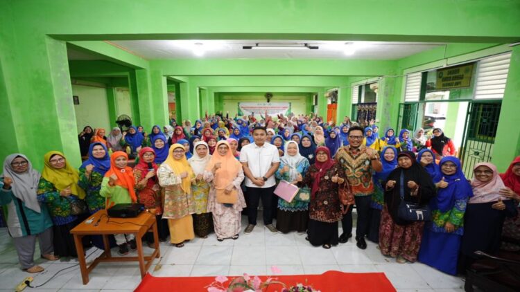 Vasko Ruseimy 'Jatuh Hati' dengan Bunda Aisyiyah se-Sumbar, Sebut Peranan Perempuan Penting dalam Pembangunan 1 Cawagub Sumbar Vasko Ruseimy bertemu dengan Pimpinan Wilayah Aisyiyah (PWA) yang dihadiri oleh seluruh guru Taman Kanak-kanak (TK) serta Pendidikan Anak Usia Dini (PAUD) se-Sumbar, Sabtu (21/9/2024) sore. (Foto: Dok. Istimewa)