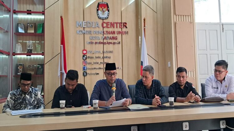 Pengumuman penetapan pemilihan kepala daerah (Pilkada) Cawako-Cawawako oleh KPU Kota Padang pada Minggu (22/9/2024) sore. (Foto: Dok. Muhammad Aidil)