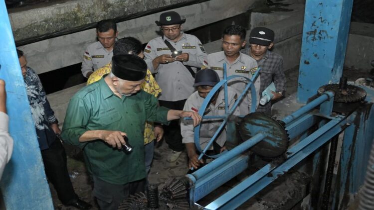 Gubernur Sumbar mencek kondisi bendungan Koto Kandis di Kabupaten Pessel. (Foto: Dok. Diskominfotik Sumbar)