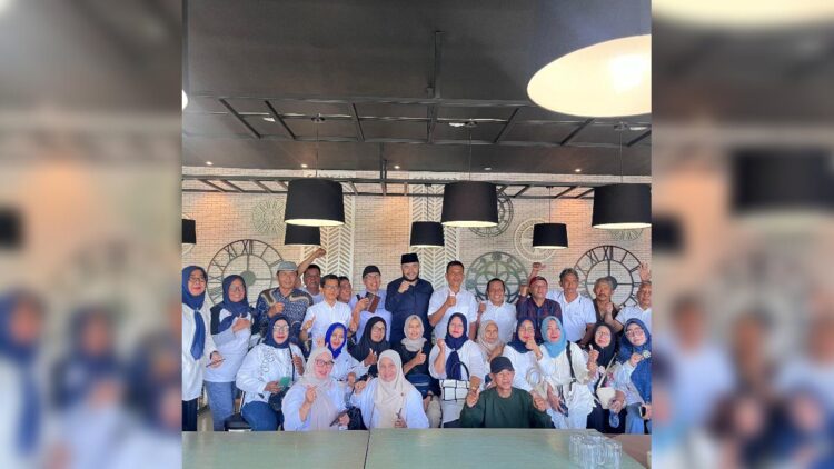 Alumni SMA PGRI 1 Padang Angkatan 85 Siap Menangkan Fadly Amran-Maigus Nasir di Pilkada 2024 1 Alumni SMA PGRI 1 Padang Angkatan 85 Siap Menangkan Fadly Amran dan Maigus Nasir di Pilkada 2024. (Foto: Dok. Istimewa)