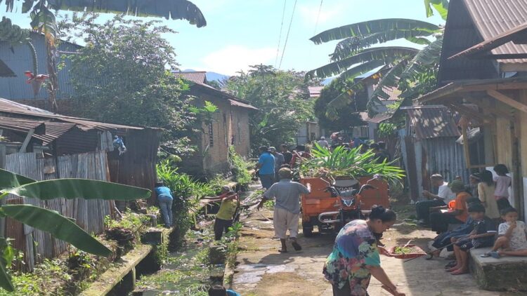 Antisipasi Banjir, RW 04 Kampung Baru Berok Gotong Royong Bersihkan Drainase 1 Warga RW 04 Kampung Baru Berok, Kelurahan Kurao Pagang, Kecamatan Nanggalo, Kota Padang melakukan gotong royong membersihkan drainase dan lingkungan sekitarnya. (Foto: Dok. Istimewa)