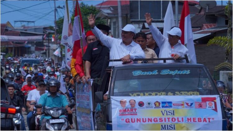 Pasangan SMART alias Sowa'a Laoli dan Martinus Lase bersama tim pendukung dan warga Kota Gunungsitoli iring-iringan mengantar kedua tokoh hebat itu ke KPU Gunungsitoli untuk mendaftar. (Dok. DPD Partai Golkar Gunungsitoli)