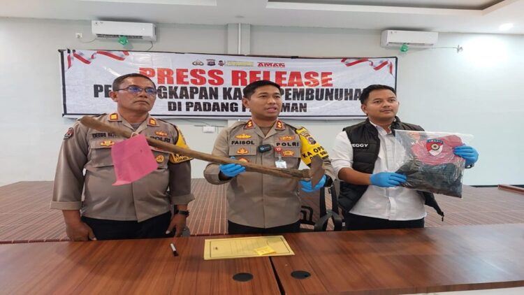 Polres Padangpariaman menemukan cangkul dan celana korban saat proses penyidikan kasus tewasnya gadis penjual gorengan di Kayutanam. (Foto: Dok. Polres Padangpariaman)