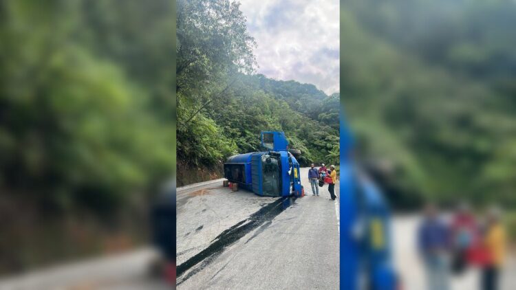 Truk Tangki Rebah Kuda di Sitinjau Lauik, Arus Padang-Solok Macet 1 Truk tangki CPO terbalik di kawasan Sitinjau Lauik. (Foto: Dok. Istimewa)