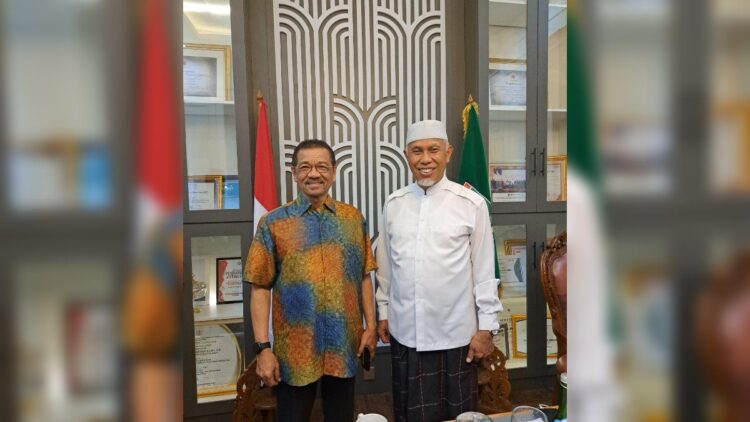 Bertemu Mahyeldi, Gamawan Fauzi Berharap Pembangunan Sumbar Dapat Dilanjutkan 1 Gamawan Fauzi bertemu Mahyeldi di Istana Gubernuran. (Foto: Dok. Istimewa)