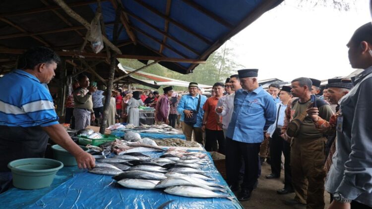 Calon Gubernur Sumbar Mahyeldi melakukan kampanye pertama dengan berkunjung ke Pasar Kataping,Kabupaten Padangpariaman. (Foto: Dok. Istimewa)