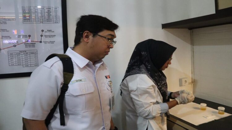 KAI Sumbar Tes Acak Urine Petugas Perkeretaapian, Bagaimana Hasilnya? 1 Pemeriksaan urine secara acak terhadap karyawan KAI Divre II Sumbar, Rabu (25/9/2024) siang. (Foto: Dok. KAI)