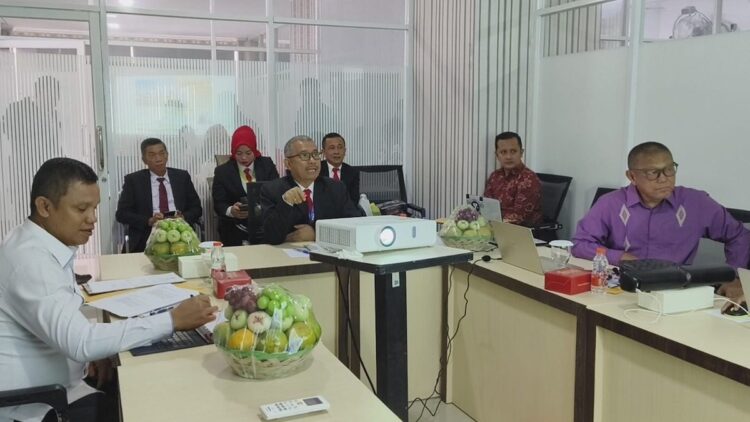 Sekda Nias Paparkan Proyek Perubahan dalam Seminar Evaluasi PKN TK II di Medan 1 Sekretaris Daerah (Sekda) Kabupaten Nias, Samson P. Zai, S.H., M.H., saat pemaparan implementasi Proyek Perubahan Mal Pelayanan Publik dalam Seminar Evaluasi Proyek Perubahan Pendidikan dan Pelatihan Kepemimpinan Nasional (PKN) Tingkat II Angkatan XI di Ruang Diskusi PKN II BPSDM Provinsi Sumut, Medan, Rabu (25/9/2024). (Diskominfo/Radarsumbar)