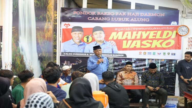 Makan Bakso Bareng di Lubuk Alung, Mahyeldi Bahas Pendidikan dan Digitalisasi untuk Gen Z 1 Cagub Sumbar Mahyeldi makan bakso bersama warga saat berkampanye di Kabupaten Padangpariaman. (Foto: Istimewa)