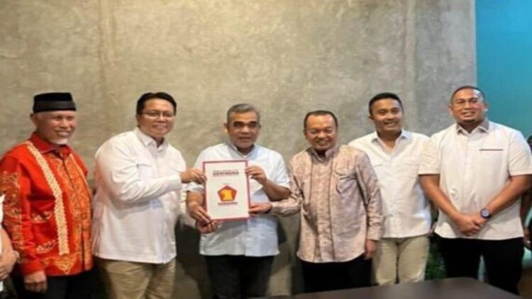 Andre Rosiade bersama paslon bupati dan wakil bupati Tanahdatar Eka Putra-Ahmad Fadly. (Foto: Dok. Istimewa)