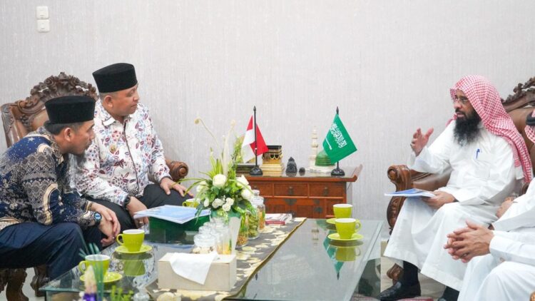 Usai Tiongkok, Padang Berencana Kirim Pelajar Gali Ilmu di Arab Saudi 1 Pj Wako Padang, Andree Harmadi Algamar bertemu dengan Kepala Atase Agama Kedutaan Besar (Kedubes) Arab Saudi, Syaikh Ahmad Bin Isa Al Hazimi. (Foto: Dok. Prokopim)