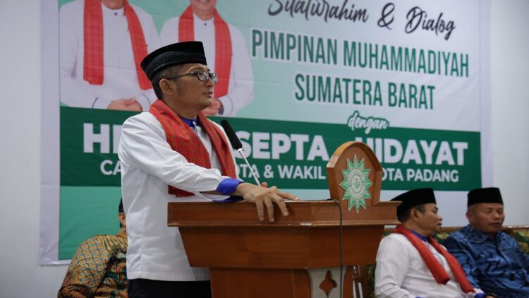 Muhammadiyah Kota Padang Dukung Hendri Septa-Hidayat di Pilkada 2024, Ini Alasannya 1 Cawako dan cawawako Padang Hendri Septa-Hidayat saat menghadiri rapat koordinasi Muhammadiyah Kota Padang. (Foto: Dok. Istimewa)