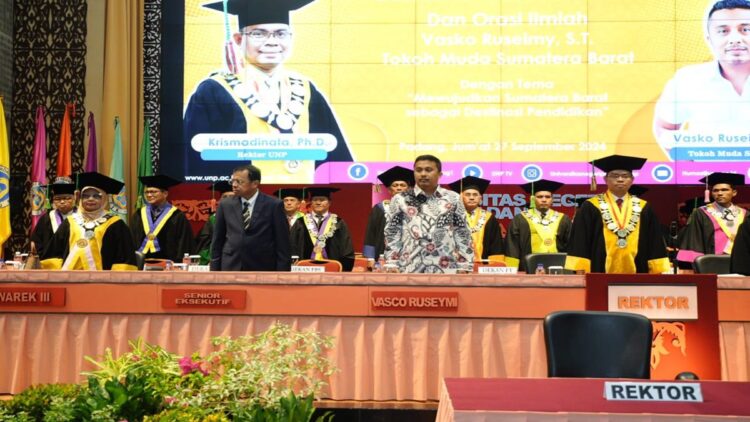 Vasko Ruseimy Dorong Lulusan UNP Bisa Berkontribusi Membangun Sumbar 1 Cawagub Sumbar Vasko Ruseimy melakukan orasi ilmiah pada wisuda ke-136 Universitas Negeri Padang, Jumat (27/7/2024) pagi di Auditorium UNP. (Foto: Dok. Istimewa)