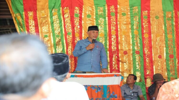 Mahyeldi bertemu masyarakat Jorong MKD, Nagari Limo Koto, Kecamatan Koto Tujuah, Kabupaten Sijunjung. (Foto: Dok. Istimewa)