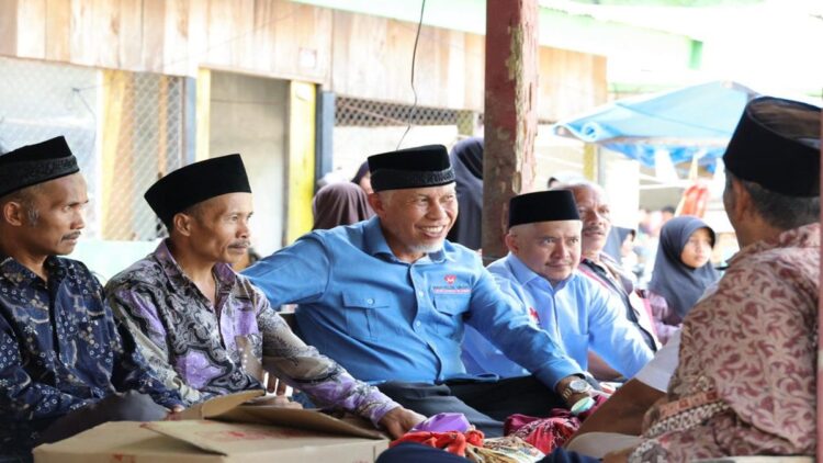 Blank Spot di Solok Ambah Sijunjung, Mahyeldi-Vasko sudah Siapkan Solusi 1 Cagub Sumbar Mahyeldi bertemu masyarakat Jorong Bukit Tujuah, Nagari Solok Ambah, Kabupaten Sijunjung. (Foto: Dok. Istimewa)