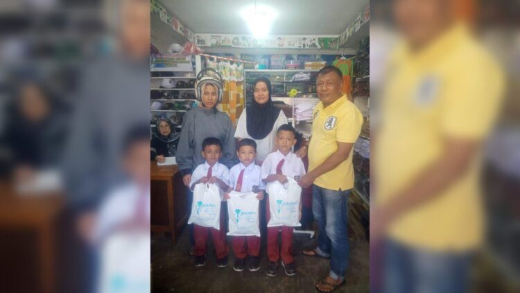 Pemko Pariaman Bantu Seragam Sekolah bagi Siswa Kurang Mampu 1 Pemko Pariaman memberikan bantuan seragam sekolah bagi siswa kurang mampu. (Foto: Dok. Istimewa)