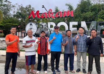 Usai Sholat Subuh, Mahyeldi Sapa Masyarakat dan Kunjungi Makam Pahlawan di Talawi