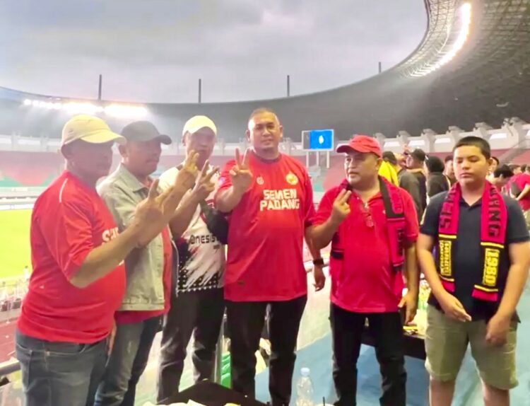 Ketua IKM Jakarta Selatan Busyra bersama Andre Rosiade menunjukkan dua jari sebagai simbol dukungan terhadap JKA-Rahmat di Pilkada Padangpariaman 2024. (Foto: Dok. Istimewa)