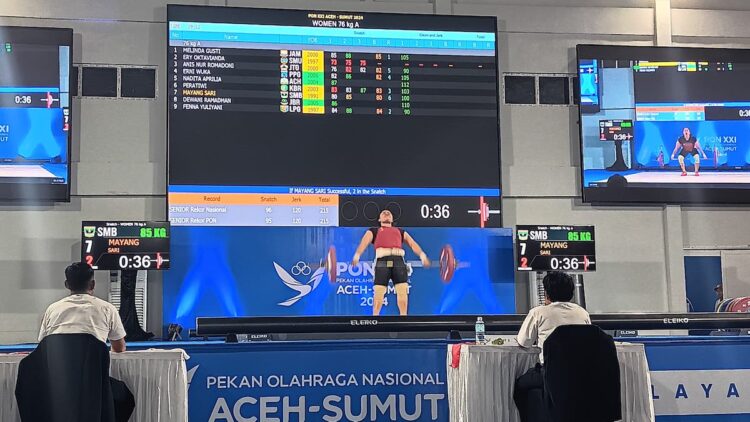 Finis di Peringkat 7, Peluang Lifter Putri Sumbar di Cabor Angkat Besi PON XXI Pupus 1 Aksi lifter putri Sumbar di PON XXI Aceh-Sumut. (dok. istimewa)