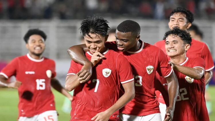 Seoul Earth on Us Cup 2024, Timnas Indonesia Kalah dari Korsel 0-3 1 Pesepak bola Timnas U-20 Indonesia Figo Dennis Saputrananto (tengah) berselebrasi dengan rekannya usai mencetak gol ke gawang Timnas U-20 China dalam pertandingan persahabatan internasional di Stadion Madya, Gelora Bung Karno (GBK), Senayan, Jakarta, Jumat (22/3/2023). Pertandingan berakhir imbang dengan skor 1-1. ANTARA FOTO/M Risyal Hidayat/Spt