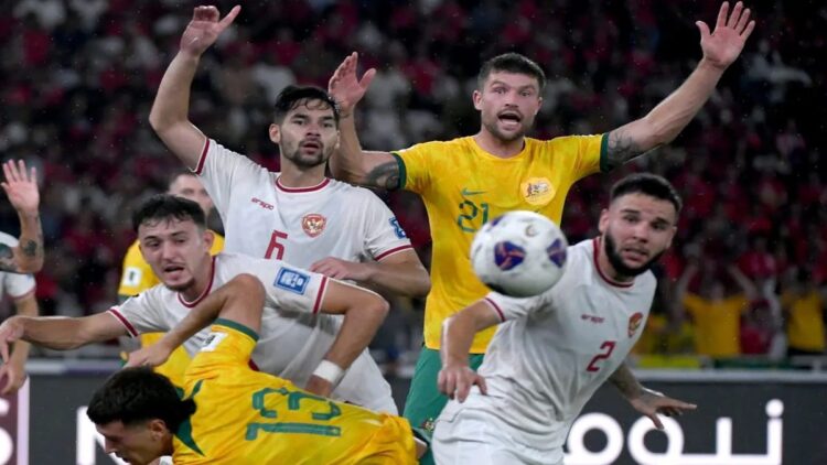 Timnas Tahan Imbang Australia, Erick Thohir: Angkat Harga Diri Rakyat Indonesia 1 Pesepak bola Timnas Indonesia Sandy Walsh (ketiga kanan) dan Calvin Verdonk (kanan) berebut bola dengan pesepak bola Timnas Australia Cameron Burgess (kedua kanan) pada laga Grup C putaran ketiga Kualifikasi Piala Dunia 2026 Zona Asia di Stadion Utama Gelora Bung Karno, Senayan, Jakarta, Selasa (10/9/2024). ANTARA FOTO/Hafidz Mubarak A/sgd/tom. (ANTARA FOTO/HAFIDZ MUBARAK)