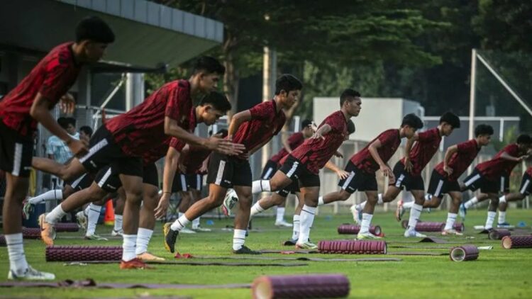 Sejumlah pemain Timnas U-20 Indonesia melakukan pemanasan saat mengikuti pemusatan latihan di Lapangan A, Kompleks Gelora Bung Karno, Senayan, Jakarta, Jumat (3/5/2024). ANTARA FOTO/Aprillio Akbar/foc/am.
