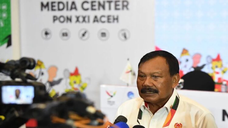 Ketua Panitia Pengawas dan Pengarah (Panwasrah) PON XXI 2024 Aceh-Sumut, Mayjen TNI (Purn) Suwarno (kiri) bersama Ketua Bidang Pertandingan Pengurus Besar PON wilayah Aceh T Banta Nuzullah (kanan) memberikan keterangan pers di ruang media center, Banda Aceh, Aceh, Minggu (15/9/2024). . ANTARA FOTO/Syifa Yulinnas/aww (ANTARA FOTO/SYIFA YULINNAS)