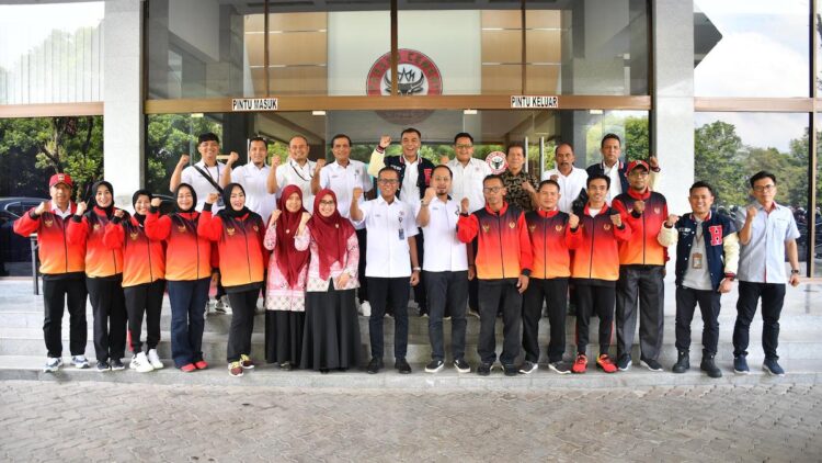 Atlet binaan PT Semen Padang dilepas menuju PON XXI Aceh-Sumut. (dok. Humas)