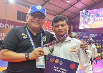 Atlet gulat di PON XXI bersama Pj Wako Padang Andree Algamar. (dok. istimewa)