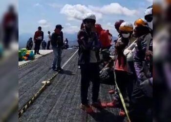 Aksi atlet paralayang Sumbar di nomor cross country PON XXI tertunda karena angin kencang. (dok. istimewa)