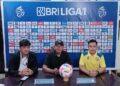 Pelatih Kepala Barito Putra, Rahmad Darmawan dan Novan Setya Sasongko dalam sesi prematch press conference, Rabu siang. (dok. Radarsumbar)